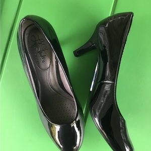 LIFE STRIDE 7.5 W Black patent leather. New.  .”soft system”. Almond toe NWOT